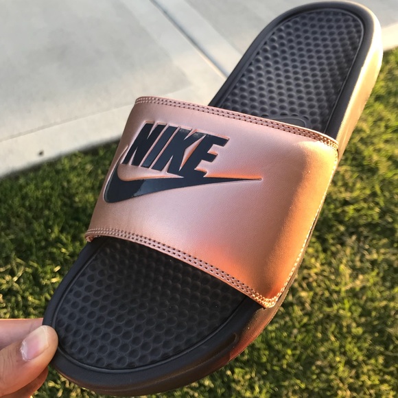 NIKE BENASSI Women’s Slides Sandals Size 6 NEW! - Picture 2 of 2